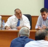 ПЪРВО В ПИК TV: Премиерът Борисов на спешна среща с протестиращите за чумата в Пазарджик (СНИМКИ/ОБНОВЕНА)