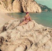 Деси Слава на море с двама мъже (СНИМКИ)