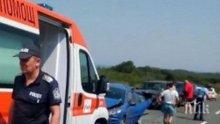 ОТ ПОСЛЕДНИТЕ МИНУТИ: Автомеле с 4 коли и четирима пострадали край Равадиново, две от тях са деца