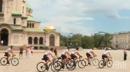 благотворително холандски студенти обикалят европа велосипеди