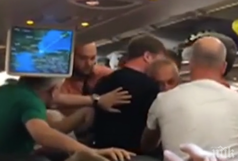 МЕЛЕ НА БОРДА: Пътници се млатиха в самолет заради свадлива жена (ВИДЕО)