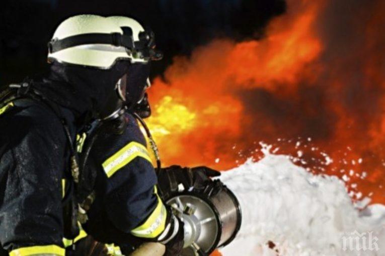 ОГНЕН АД: Джип изгоря като факла в Гоце Делчев, огънят достигна още 2 коли