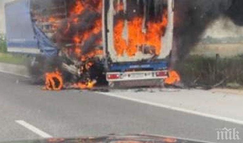 ОТ ПОСЛЕДНИТЕ МИНУТИ: Камион пламна като факла на магистрала Тракия, тапата е огромна