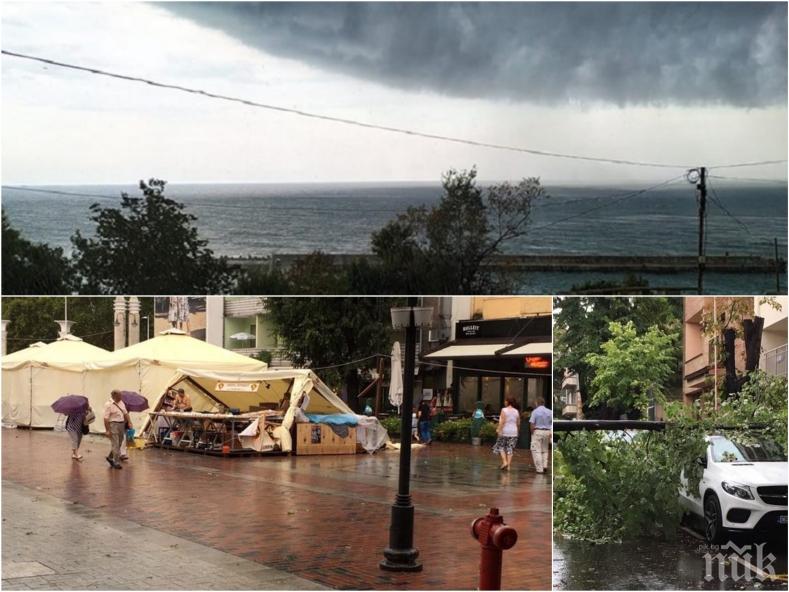 ИЗВЪНРЕДНО В ПИК: Апокалиптична буря удари Варна - ураганни ветрове и дъждове всяха паника и по Черноморието (СНИМКИ)