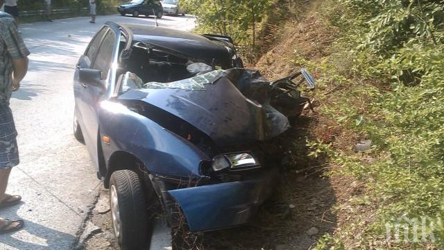 УЖАС БЕЗ КРАЙ: Кола излетя от пътя Асеновград – Бачково, има пострадали