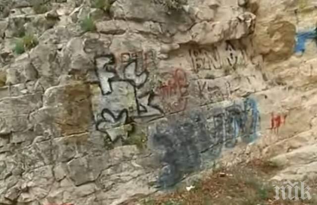 Вандали посегнаха на Чудните скали, нашариха ги с графити