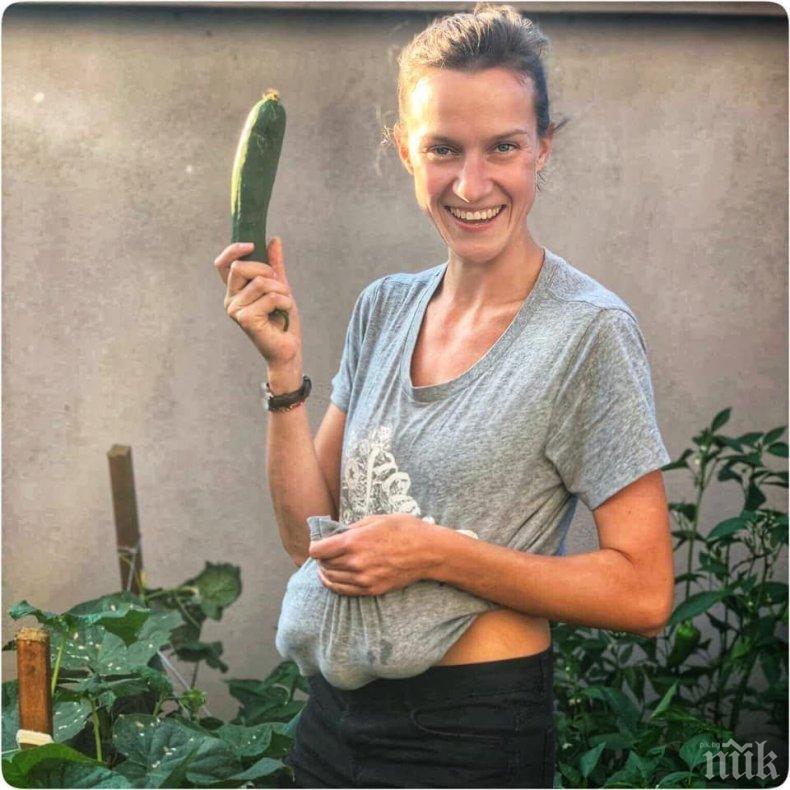 СЕЛСКА ИДИЛИЯ: Актрисата Дария Симеонова бере краставици в задния двор
