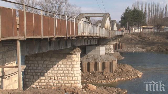 ИЗВЪНРЕДНО: Трагедия почерни Симитли! Жена се самоуби с фатален скок от мост, призна си преди да издъхне със счупен врат 