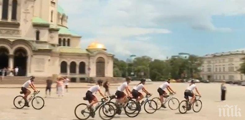 Благотворително: Холандски студенти обикалят Европа на велосипеди