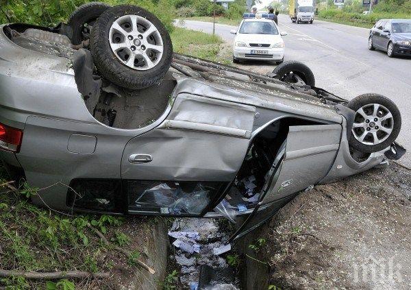 Мъж се преобърна с БМВ-то си, едва не умря от задушаване, десетки го подминаха, без да помогнат