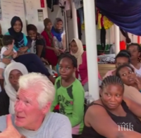 Ричард Гиър се качи на кораб с мигранти и им занесе храна (СНИМКИ/ВИДЕО)