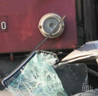 Влак размаза лека кола на прелез в Симеоновград