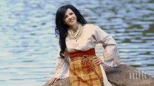 Народната певица Росица Пейчева черпи с чеверме за ЧРД