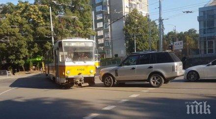 екшън софия нагъл шофьор засече трамвай налетя бие ватмана видео