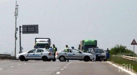 последните минути жестока катастрофа окървави труп чаршаф лежи пътя багаж разпилян навсякъде