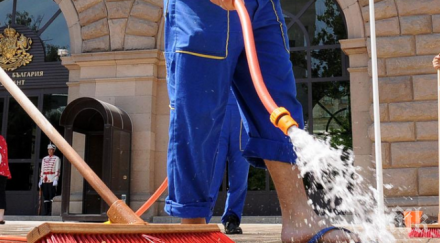 мият площад народно събрание движението затруднено