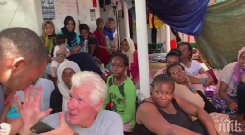 Ричард Гиър се качи на кораб с мигранти и им занесе храна (СНИМКИ/ВИДЕО)