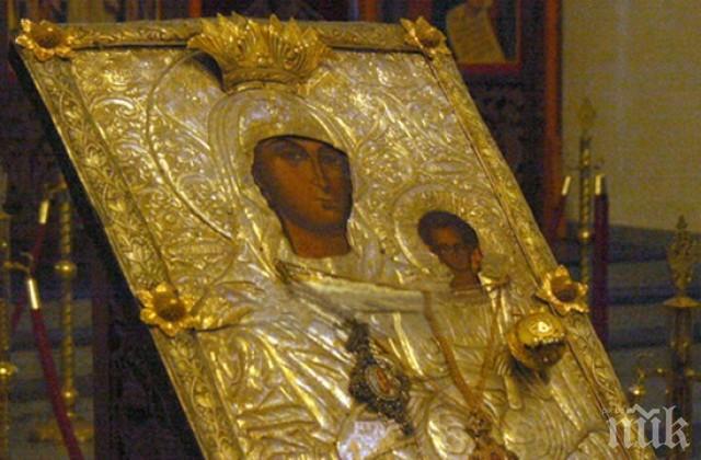В Хасково посрещнаха чудотворната икона Света Богородица - златна ябълка
