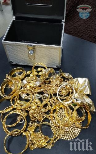 Над 2 кг златни накити задържаха митническите служители в района на ГКПП Дунав мост при Русе (СНИМКИ)