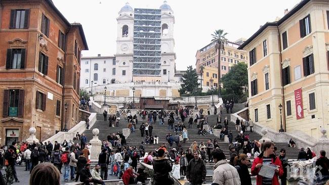 Забраниха на туристите в Рим да сядат на стъпалата на Испанското стълбище