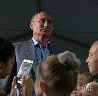 КАВАЛЕР: Путин коленичи и целуна ръката на малка балерина (ВИДЕО)