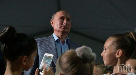 КАВАЛЕР: Путин коленичи и целуна ръката на малка балерина (ВИДЕО)