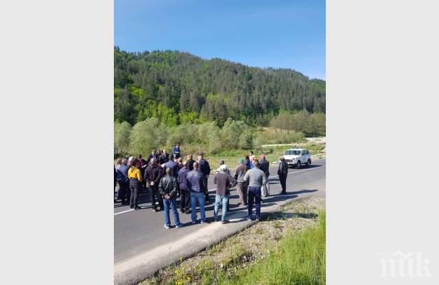 Собственици на прасета блокираха пътя Варна - Бургас