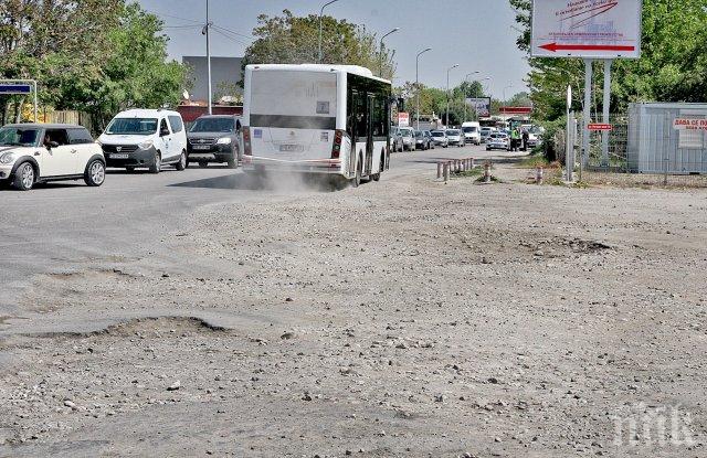 Пловдивчани алармират за път убиец, районно кметство: Това е каца без дъно