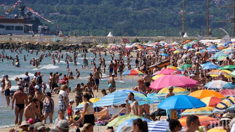 Жегата препълни плажа във Варна (СНИМКИ)