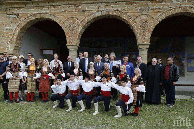ПОХВАЛНО: Народното събрание прати 50 българчета от Босилеград на море в Равда 