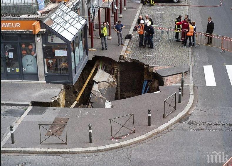 Част от улица в центъра на френския град Амиен пропадна

 