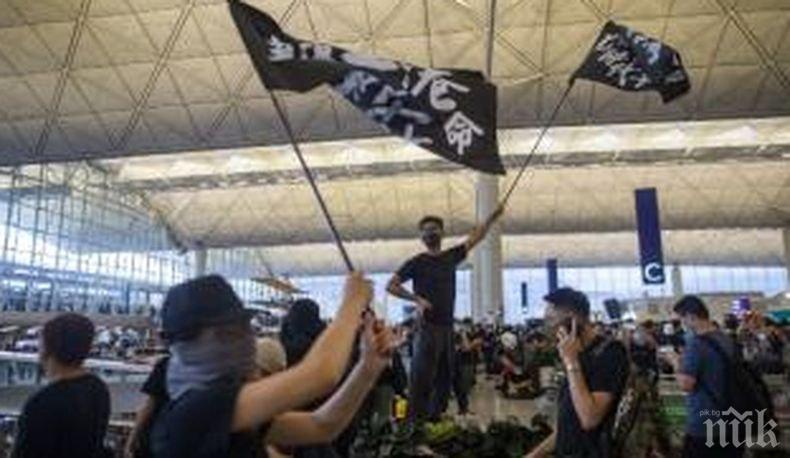 Летището в Хонконг възобнови работа, но са възможни нови спирания на полети