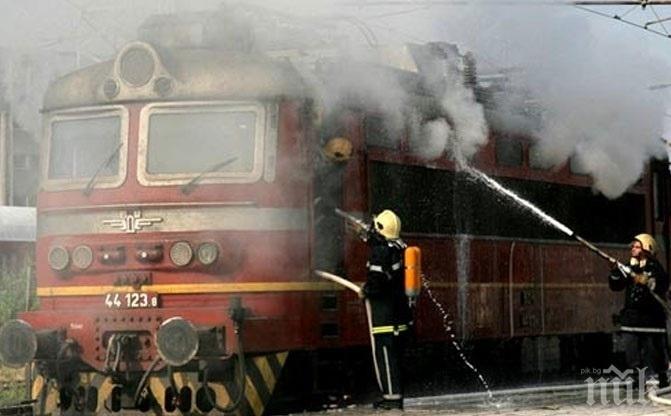 ОГНЕН ИНЦИДЕНТ: Локомотив се запали между Белово и Костенец - влакове закъсняват заради пожара