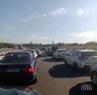 Интензивен трафик и затегнат контрол по пътищата и днес