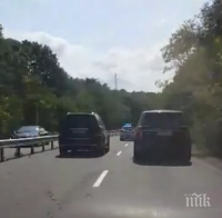 ТАКА СЕ ПРАВИ: Вижте как два мощни джипа караха с 80 км/ч - патрулка не им позволи да шпорят като бесни (ВИДЕО)