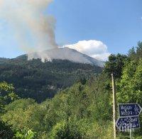 ОТ ПОСЛЕДНИТЕ МИНУТИ: Ново огнище на пожара край Реброво - огнената стихия може да обхване борова гора (ОБНОВЕНА)