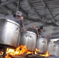 Раздадоха 700 литра курбан в двора на черквата 