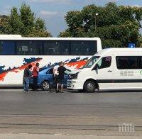 ПЪРВО В ПИК: Катастрофа до Централната автогара в София - маршрутка и шкода се помляха (СНИМКИ)