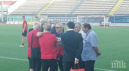 босът цска вози автобуса отбора гриша ганчев зарадва дете подарък тренировката