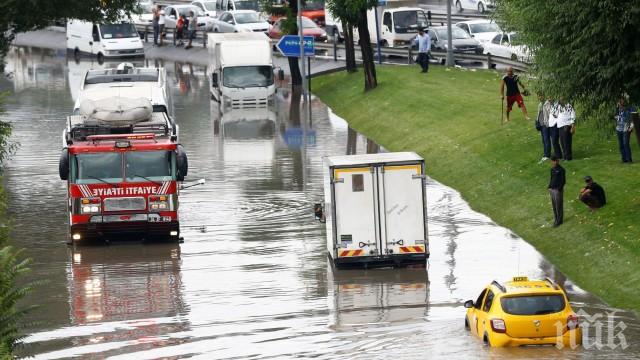Пороен дъжд наводни Истанбул, Капалъчаршъ подгизна