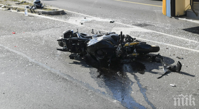 КРЪВ НА ПЪТЯ: Моторист загина след удар с лека кола