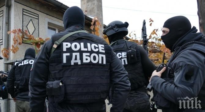 Полицейска блокада в Поморие! Бивше ченге се барикадира в дома си