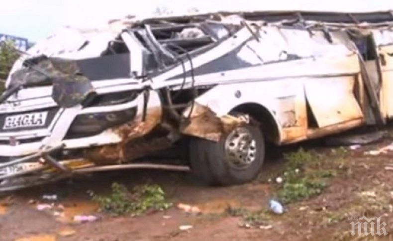Бензиновоз се е взривил в Уганда, има десетки загинали
