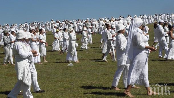 Хиляди последователи на Петър Дънов се качиха на Рилските езера