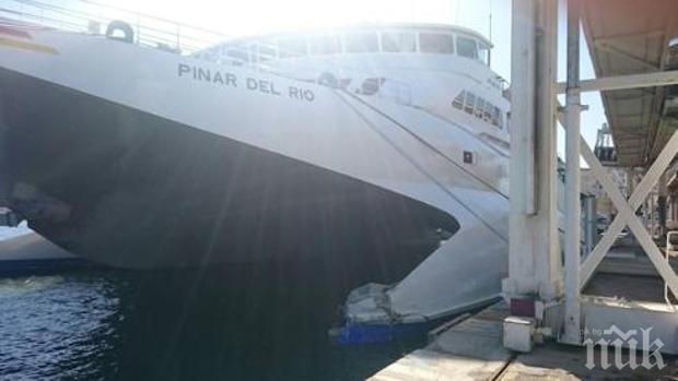 Евакуираха пасажерите на ферибот заради сблъсък край Валенсия (ВИДЕО)