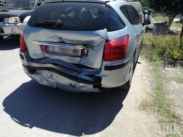 ЛАМАРИНИ: Кола и камион катастрофираха край Плевен (СНИМКИ)