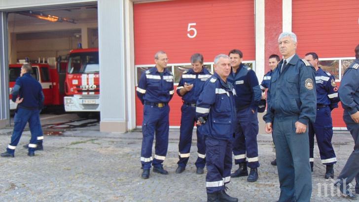 ДИВА РАБОТА: Шофьори се сбиха на кръстовище, наложи се пожарникари да ги разтървават (СНИМКА)