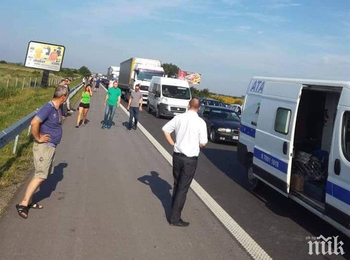 Катастрофа предизвика километрично задръстване на магистрала Тракия