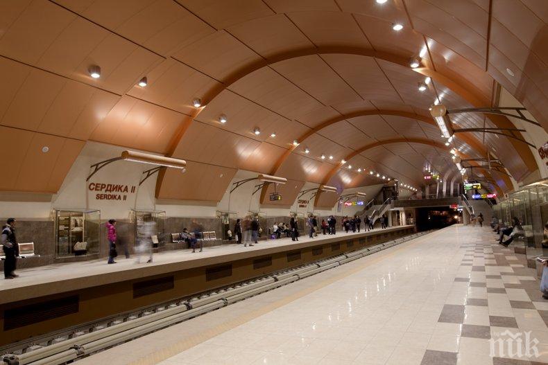 ИЗВЪНРЕДНО: Паника в метрото, отново на станция Сердика! Дете скочи на релсите да си търси зарчето