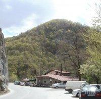 ЗАПЛАХА: Село блокира пътя Пловдив-Смолян, лъгали ли ги за чакан ремонт